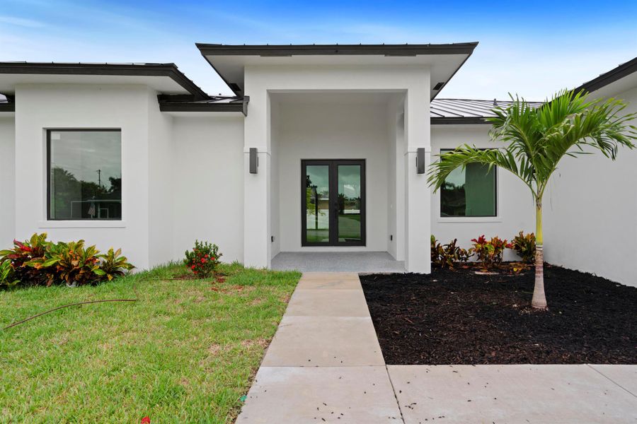 Exterior details and patio area of a home in , Port St. Lucie (Image 2).
