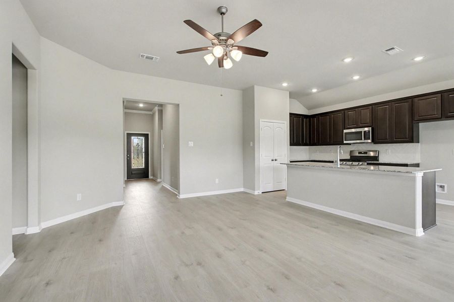 Spacious, unfurnished interior of a new home in Columbia Lakes, West Columbia (Image 27).