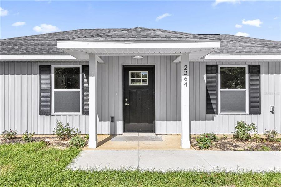 Exterior details and patio area of a home in , Dunnellon (Image 16).