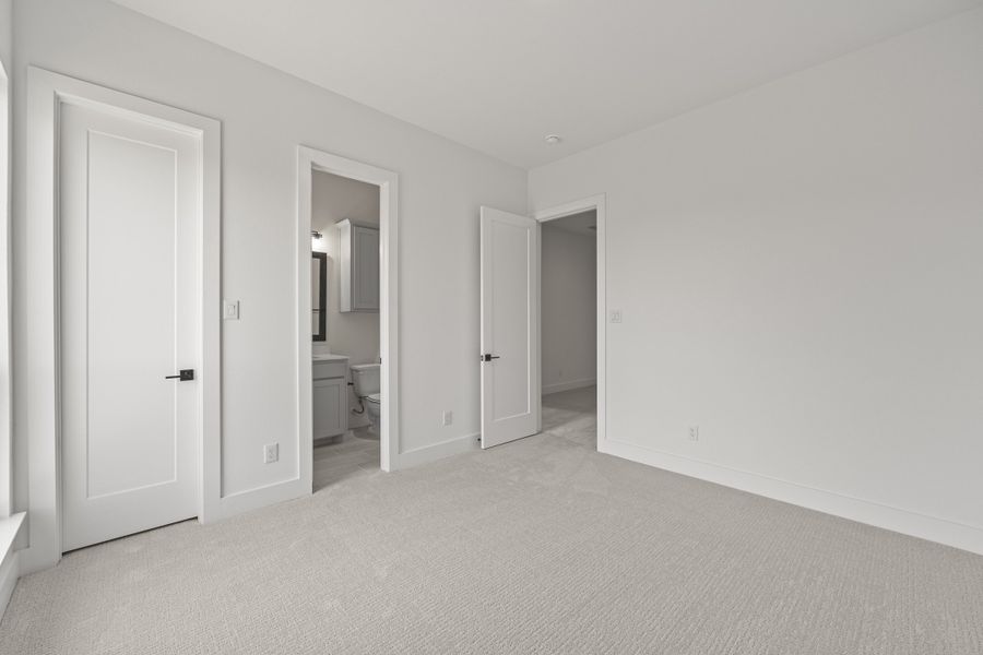 Spacious, unfurnished interior of a new home in Winding Creek, Rockwall (Image 34).