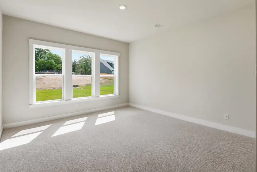 Spacious, unfurnished interior of a new home in The Oaks, Goose Creek (Image 10).