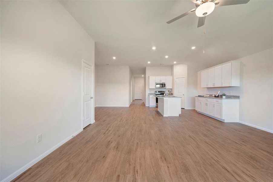 Spacious, unfurnished interior of a new home in Tarrytown, Crowley (Image 30).