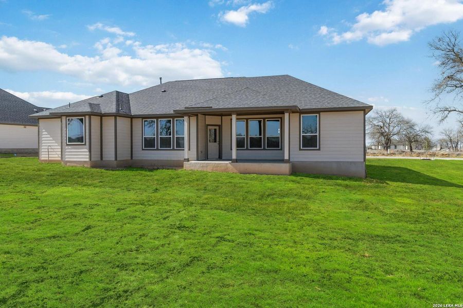 Exterior details and patio area of a home in Lonesome Dove, San Antonio (Image 25).
