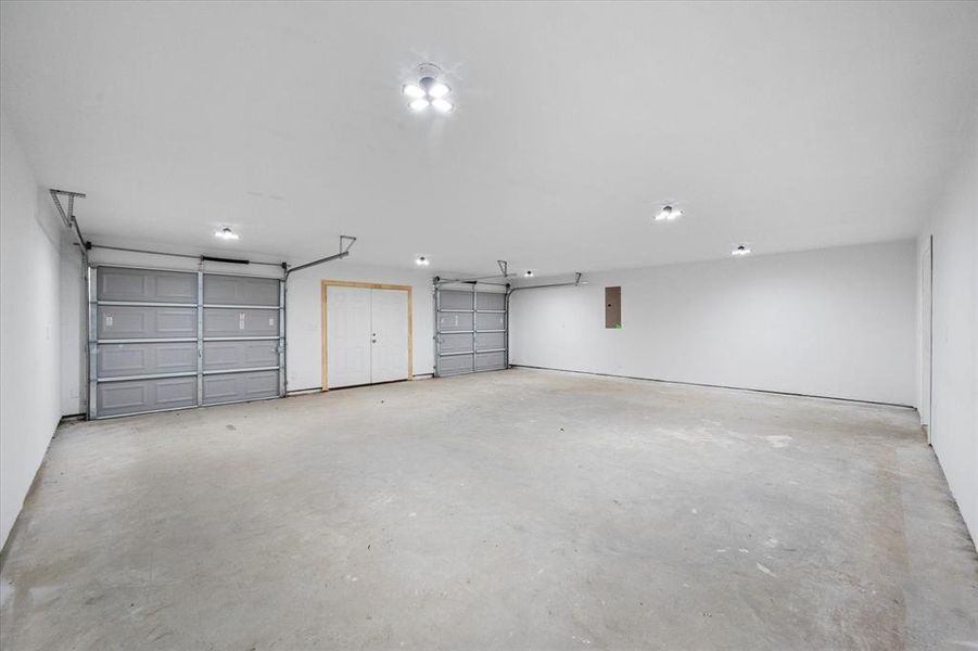 Spacious, unfurnished interior of a new home in , Corsicana (Image 16).