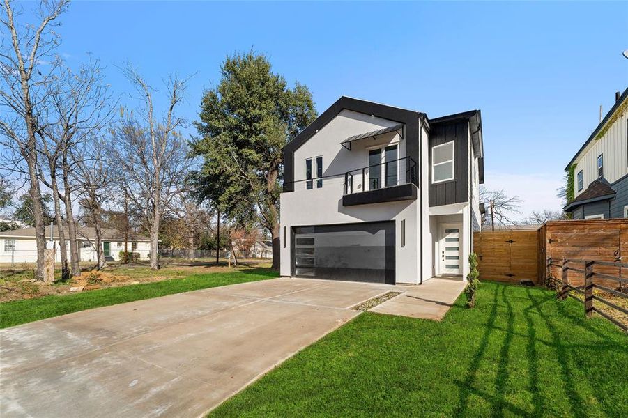 Front exterior of a new home in , Dallas, TX, highlighting curb appeal (Image 1). Front exterior of a new home in , Dallas, TX, highlighting curb appeal (Image 1).