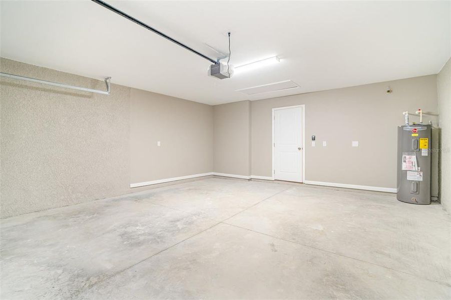 Spacious, unfurnished interior of a new home in , North Port (Image 20).