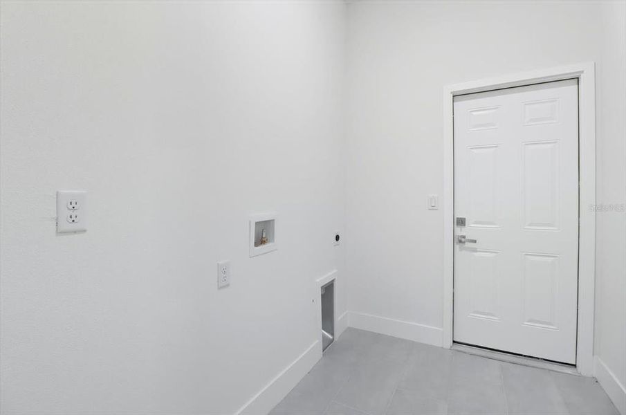 Spacious, unfurnished interior of a new home in , Dunnellon (Image 23).