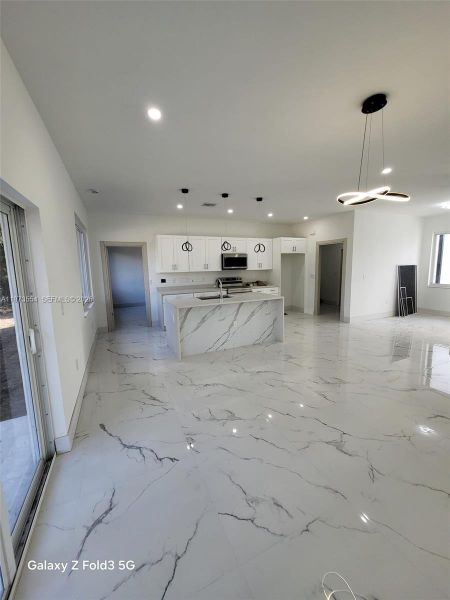 Spacious, unfurnished interior of a new home in , Lehigh Acres (Image 4).