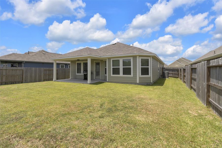 Exterior details and patio area of a home in Mustang Crossing, Alvin (Image 23).