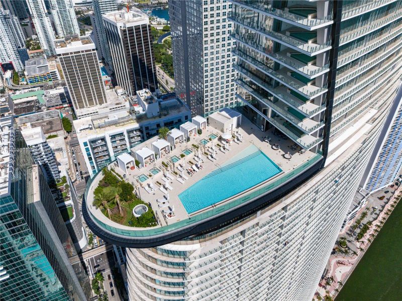 Condo located in Miami, FL showcasing its design and architecture (Image 2).