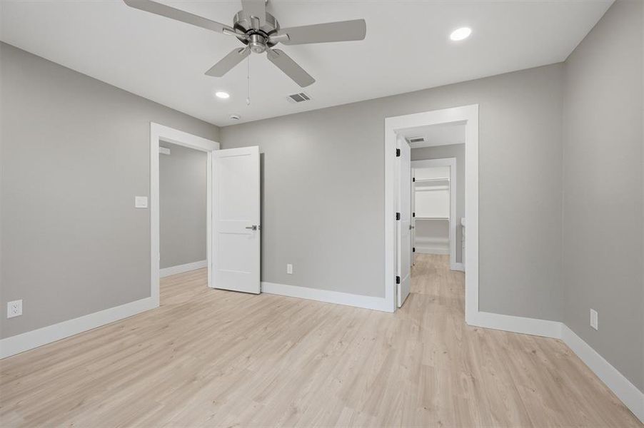 Spacious, unfurnished interior of a new home in , Sherman (Image 19).