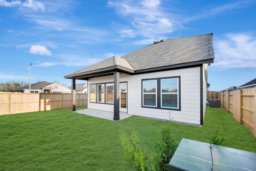 Exterior details and patio area of a home in Ambrose, La Marque (Image 4).