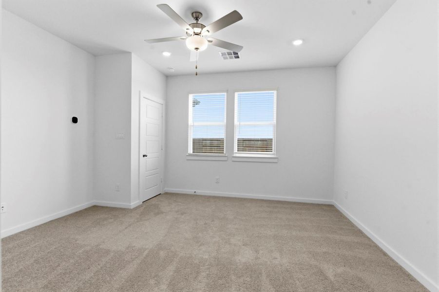 Spacious, unfurnished interior of a new home in , Iowa Colony (Image 19).