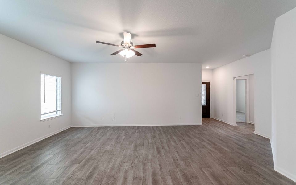 Spacious, unfurnished interior of a new home in Hickory Ridge, Elmendorf (Image 10).