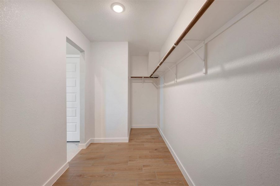 Spacious, unfurnished interior of a new home in Willow Springs, Buda (Image 14).