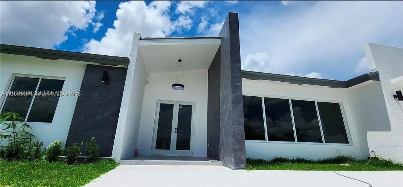 Exterior details and patio area of a home in , Homestead (Image 4).
