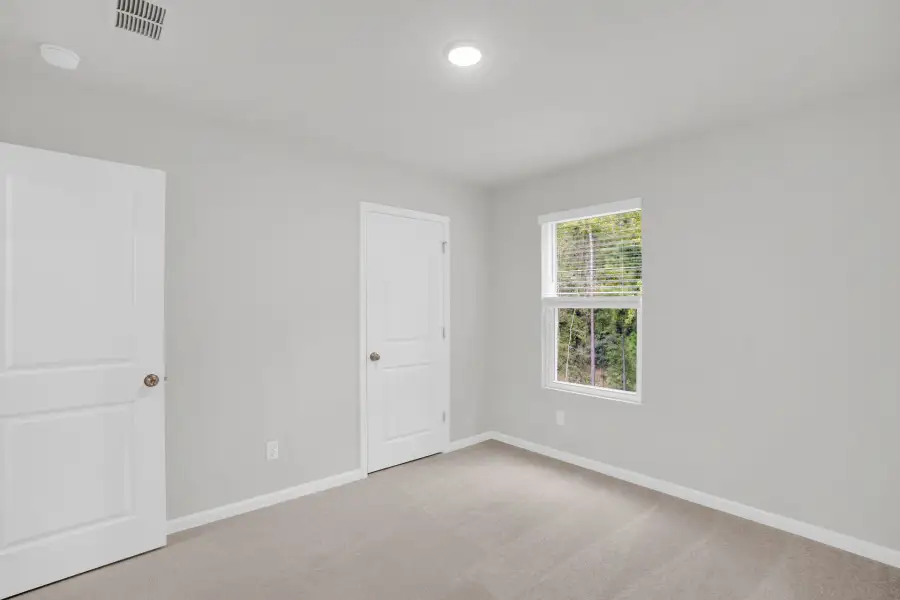 Spacious, unfurnished interior of a new home in Bradford Pointe, Summerville (Image 14).