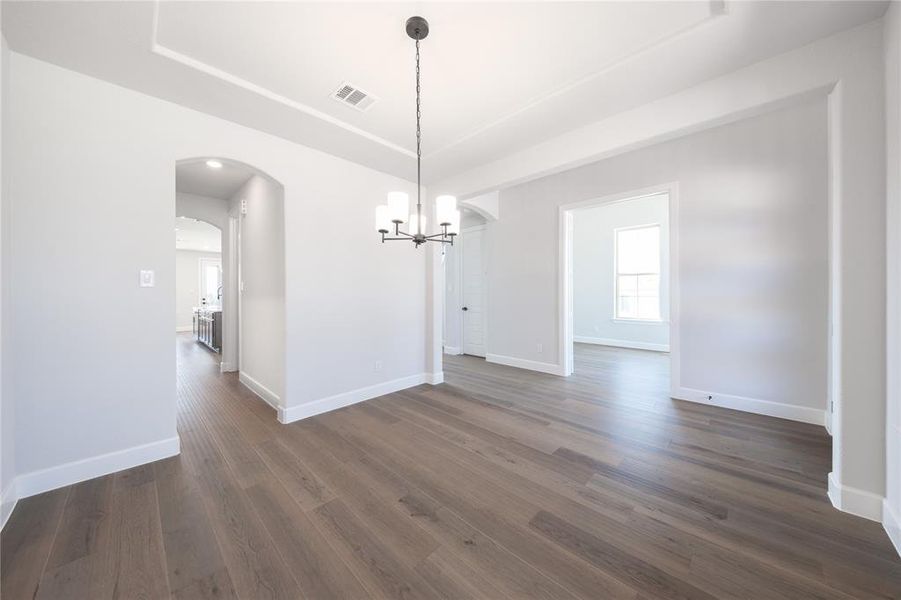 Spacious, unfurnished interior of a new home in Heath Golf and Yacht Club, Heath (Image 14).