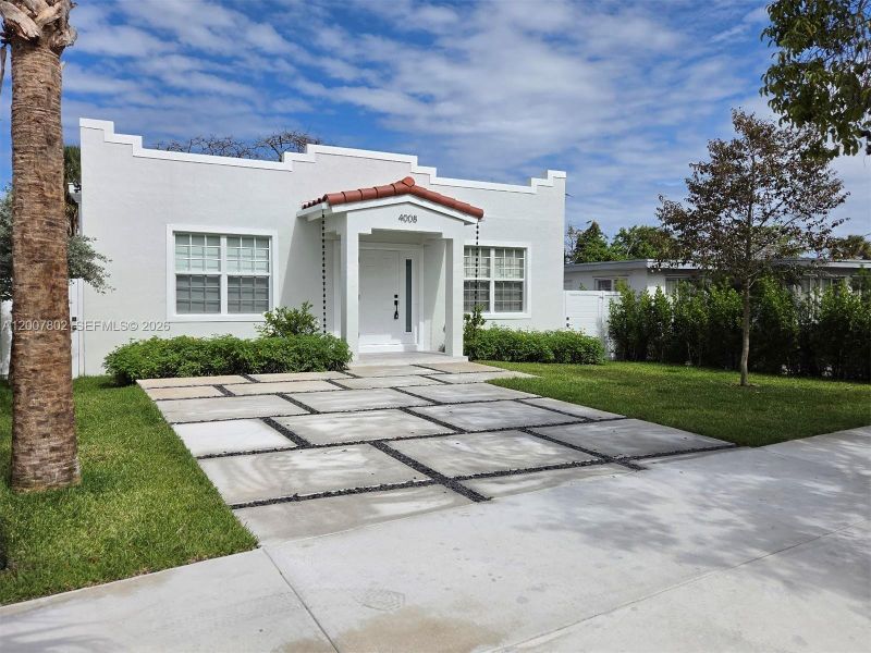 Exterior details and patio area of a home in , West Palm Beach (Image 22).