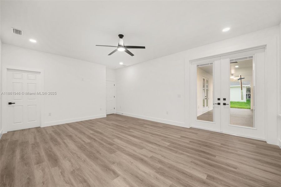 Spacious, unfurnished interior of a new home in , Sebring (Image 35).