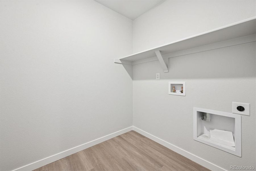 Spacious, unfurnished interior of a new home in Windler, Aurora (Image 9).
