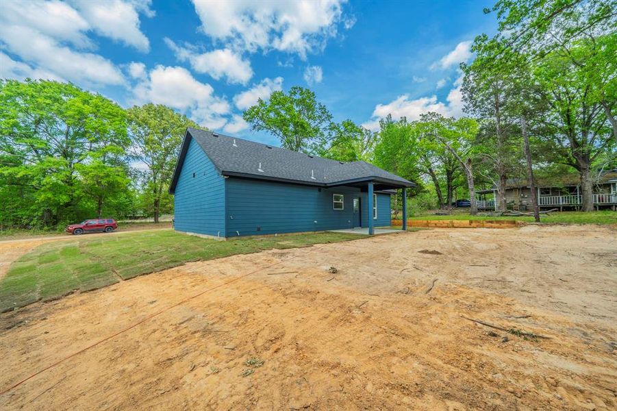 Exterior details and patio area of a home in , Malakoff (Image 13).