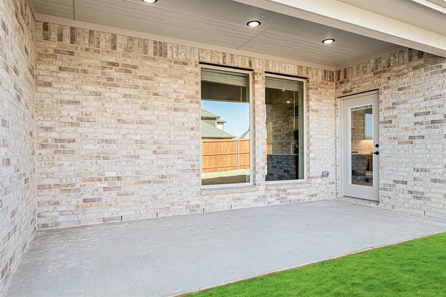 Exterior details and patio area of a home in Rockwood, Mansfield (Image 4).