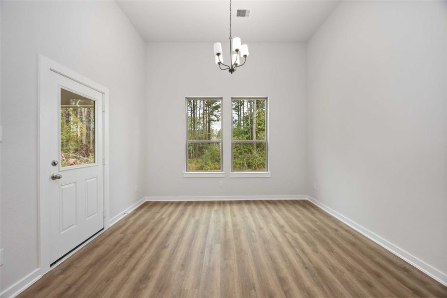 Spacious, unfurnished interior of a new home in Deer Pines, Conroe (Image 19).