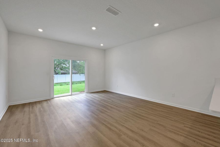 Spacious, unfurnished interior of a new home in Kasen Oaks, Jacksonville (Image 15).