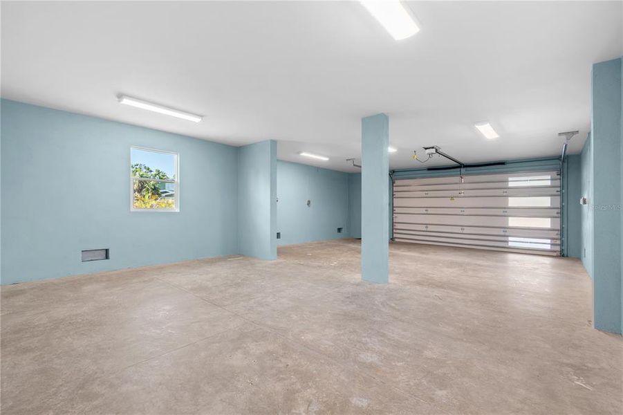 Spacious, unfurnished interior of a new home in , St. Petersburg (Image 43).
