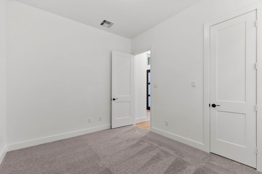 Spacious, unfurnished interior of a new home in Blue Heron, Mont Belvieu (Image 21).