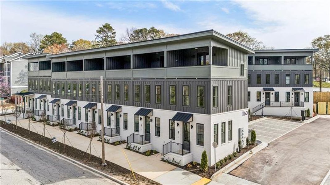 Condo located in Atlanta, GA showcasing its design and architecture (Image 3).