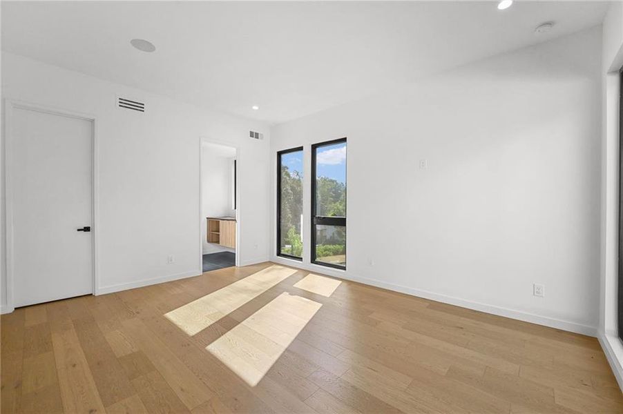 Spacious, unfurnished interior of a new home in , Atlanta (Image 28).