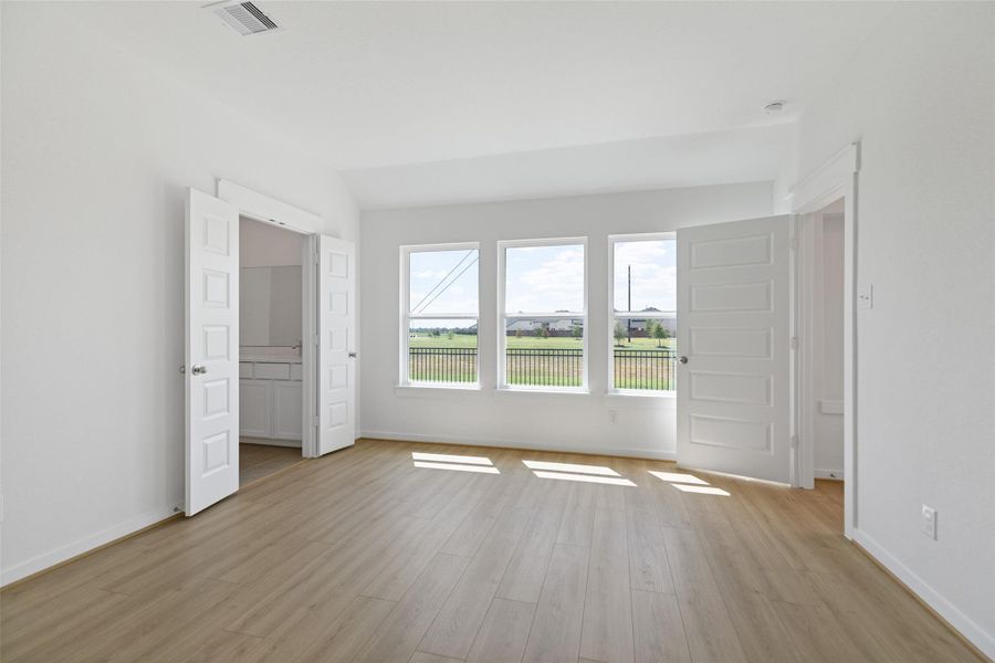 Spacious, unfurnished interior of a new home in Sunterra, Katy (Image 12). Spacious, unfurnished interior of a new home in Sunterra, Katy (Image 12).