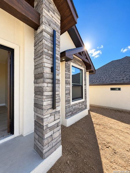 Exterior details and patio area of a home in , Eagle Pass (Image 14).
