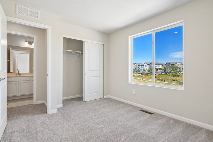 Spacious, unfurnished interior of a new home in Pintail Commons at Johnstown Village, Johnstown (Image 16).