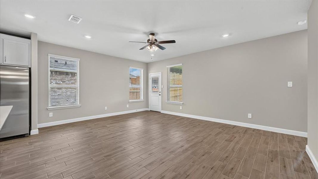 Spacious, unfurnished interior of a new home in Trails of Elizabeth Creek, Fort Worth (Image 15).