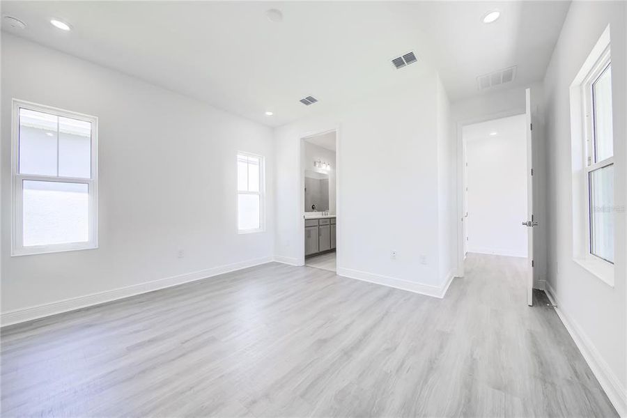 Spacious, unfurnished interior of a new home in Bungalow Walk at Lakewood Ranch, Sarasota (Image 32).