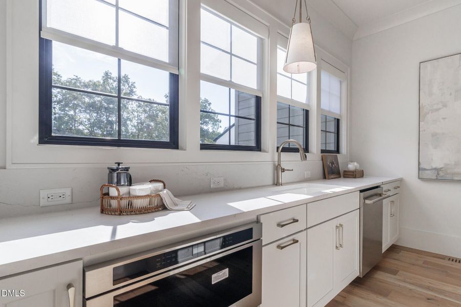 200_MEADOW_WALK_DR_INTERIOR_27 200_MEADOW_WALK_DR_INTERIOR_27