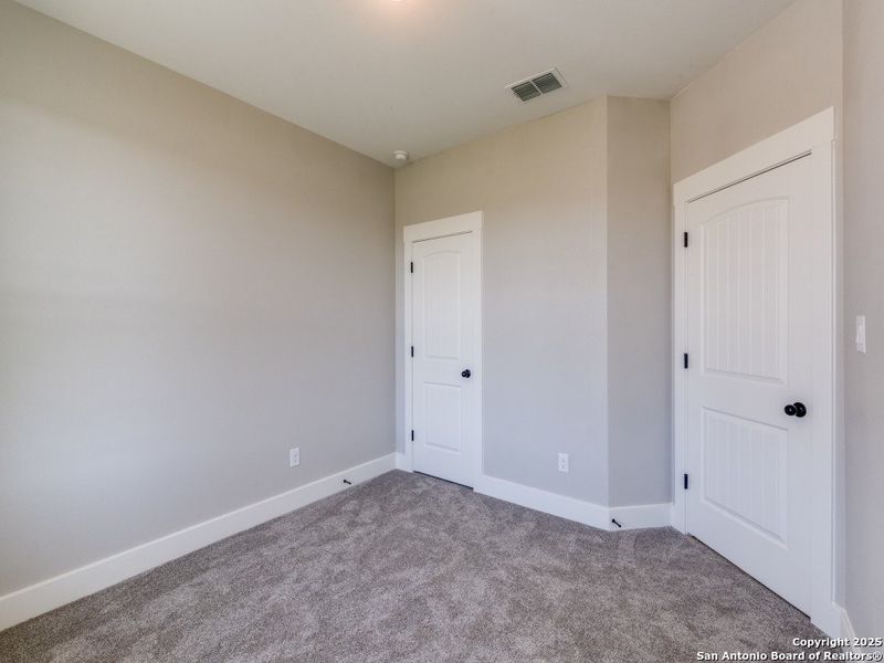 Spacious, unfurnished interior of a new home in Las Palomas Country Club Estates, La Vernia (Image 13).