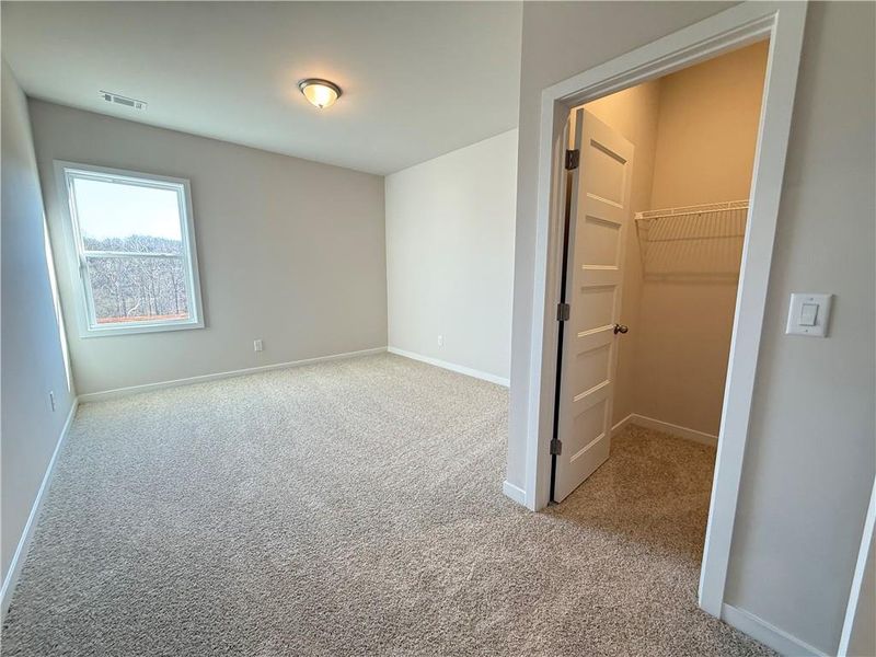 Spacious, unfurnished interior of a new home in Ponderosa Farms Manor, Gainesville (Image 31).