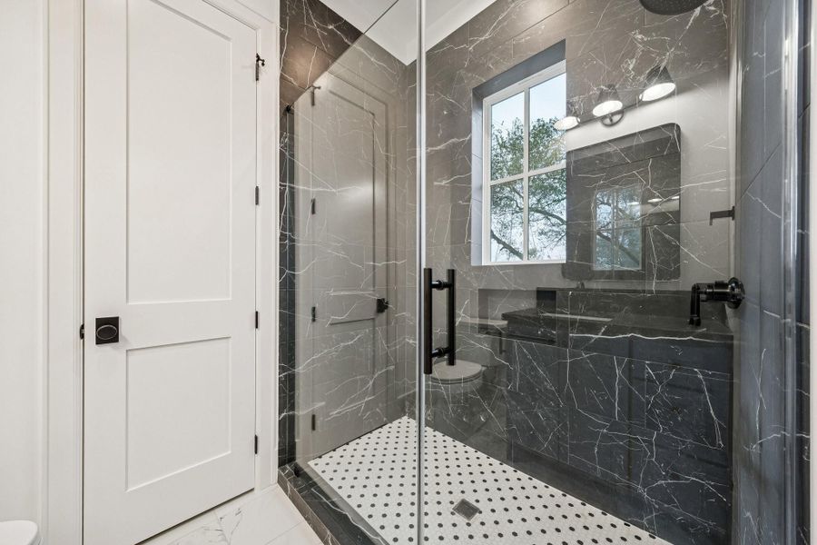 En suite for the bedroom