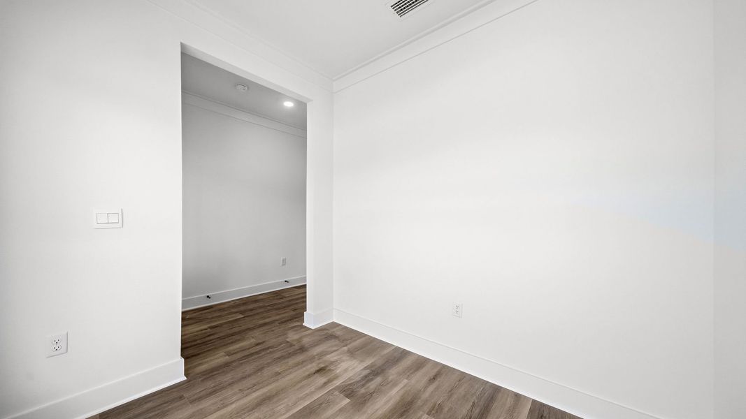 Spacious, unfurnished interior of a new home in Colonial East, Panama City Beach (Image 22).