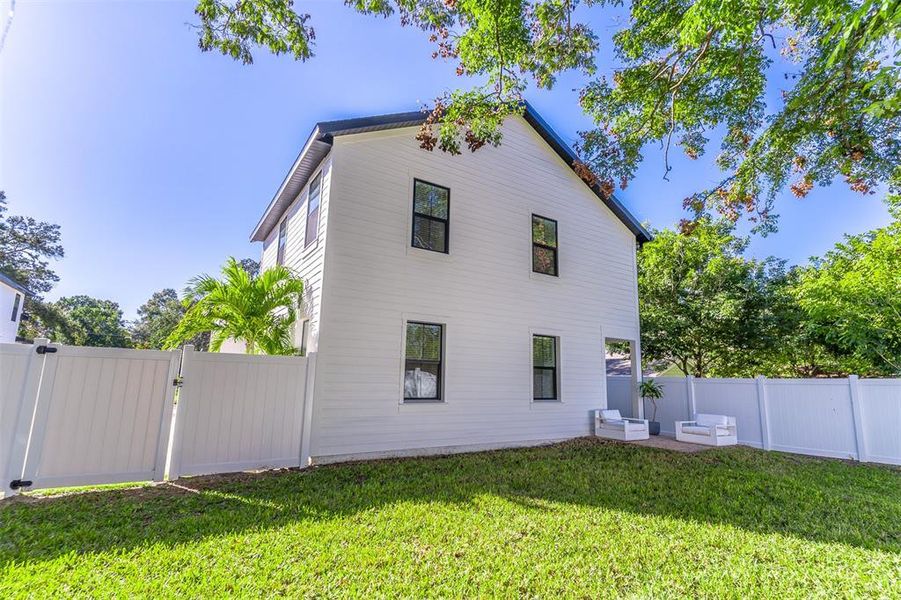 Exterior details and patio area of a home in , Orlando (Image 18).