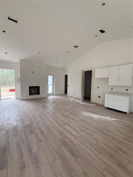 Spacious, unfurnished interior of a new home in , Dunnellon (Image 1).