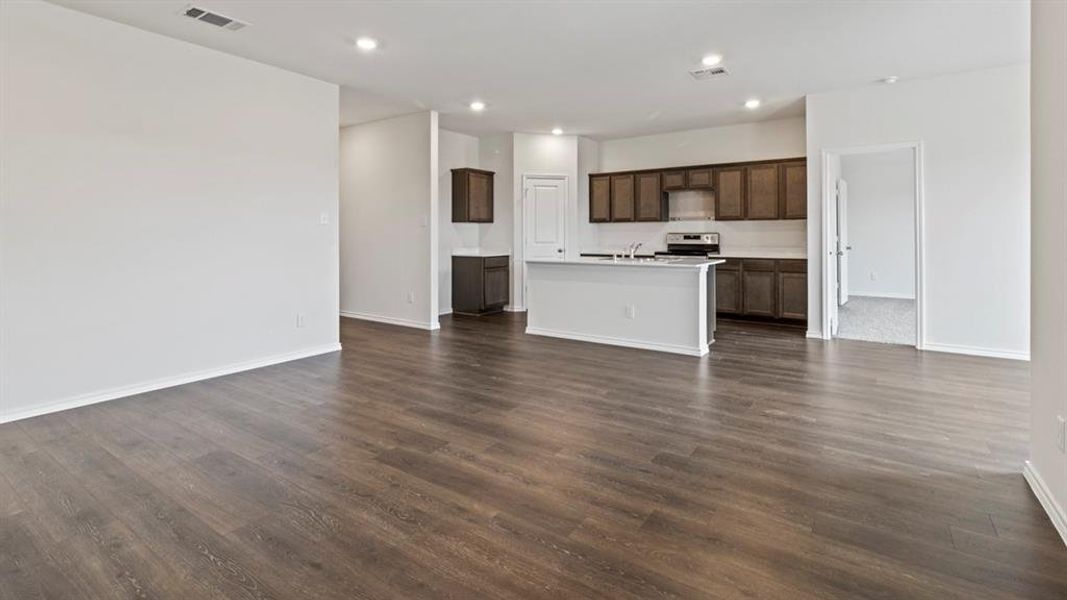 Spacious, unfurnished interior of a new home in Bluff Springs, Ferris (Image 14).