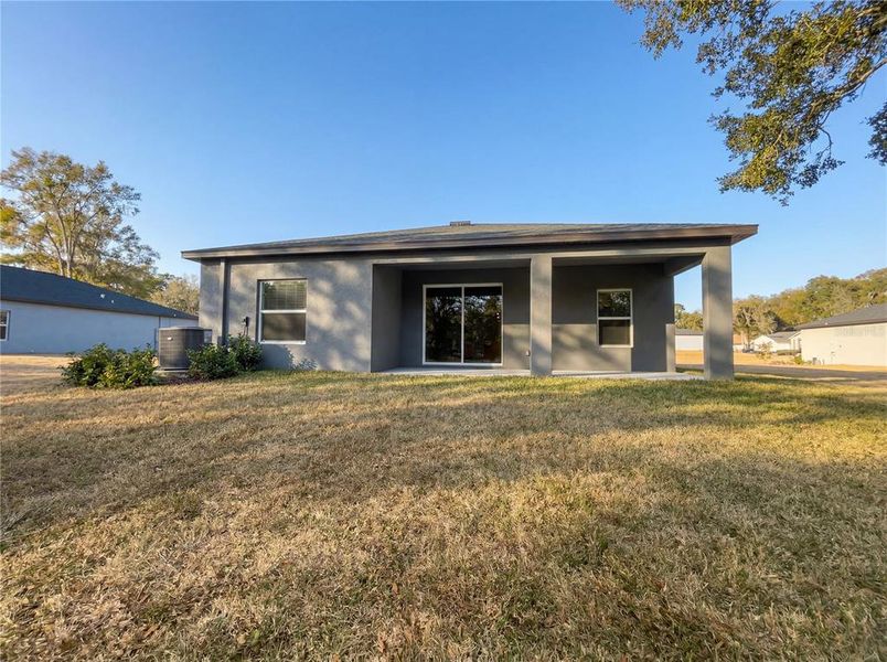 Exterior details and patio area of a home in Grand Park, Dunnellon (Image 3).