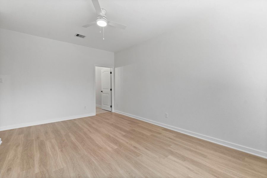 Spacious, unfurnished interior of a new home in , Conroe (Image 23).