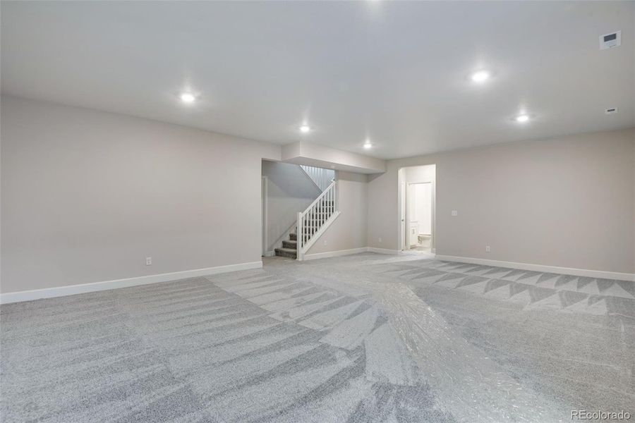 Spacious, unfurnished interior of a new home in Ensemble at The Aurora Highlands, Aurora (Image 33).