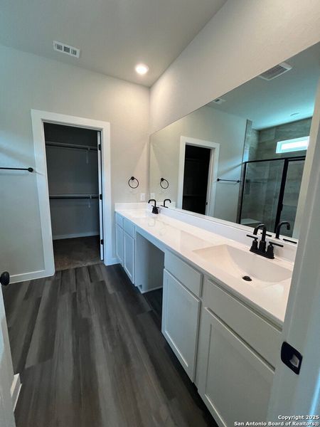 Furnished interior view inside a new home in Highland Ridge, New Braunfels (Image 4).